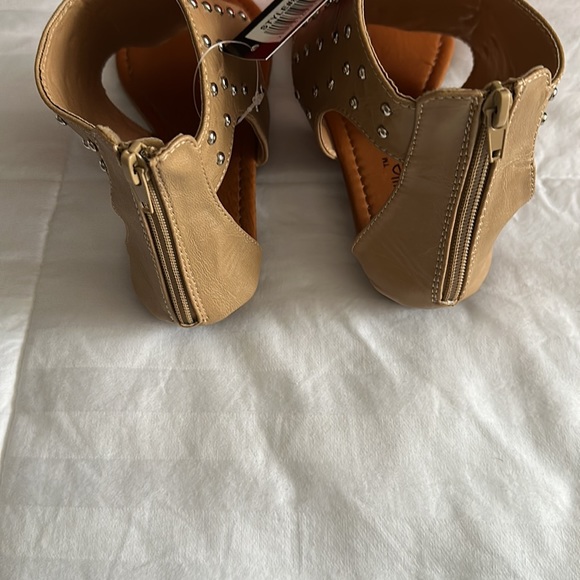 Beige Sandals 7 - Picture 3 of 4